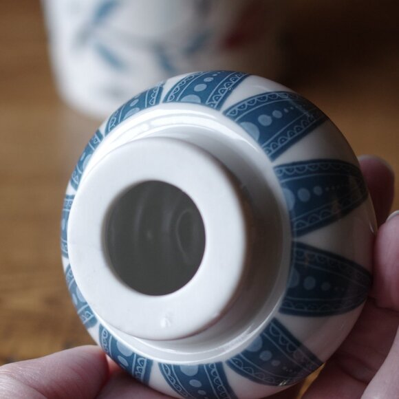 Royal Pavilion Porcelain Canister, Elizabeth Arden Christmas collection 1978 - Picture 4 of 6